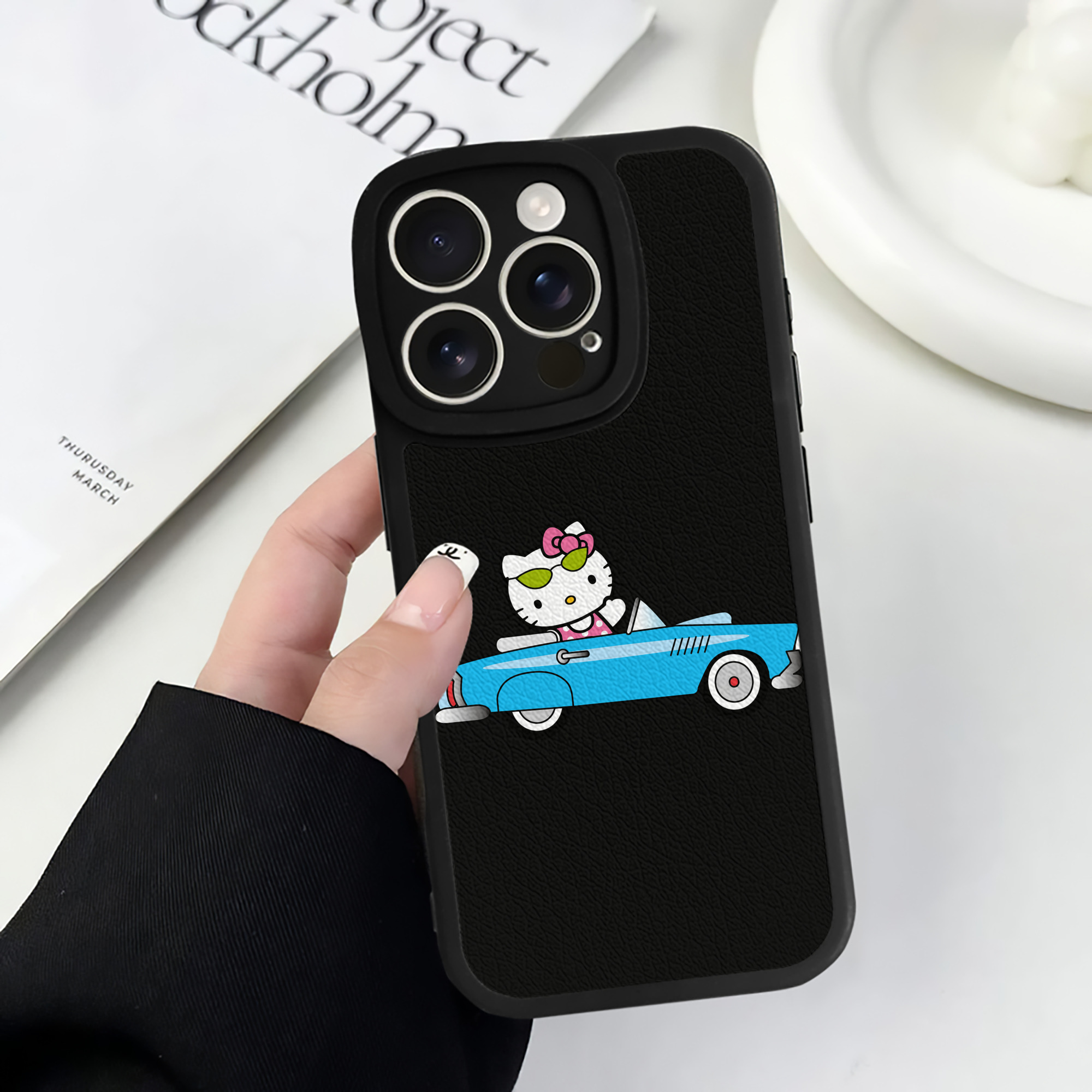 （画像用） Hello Kitty ハローキティ 【iPhone 16シリーズ対応】シリコンスマホケース（レザー調） 材質：シリコン